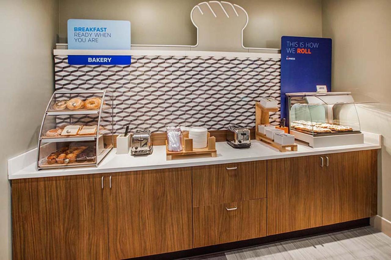 Holiday Inn Express Des Moines-At Drake University, An Ihg Hotel Eksteriør bilde